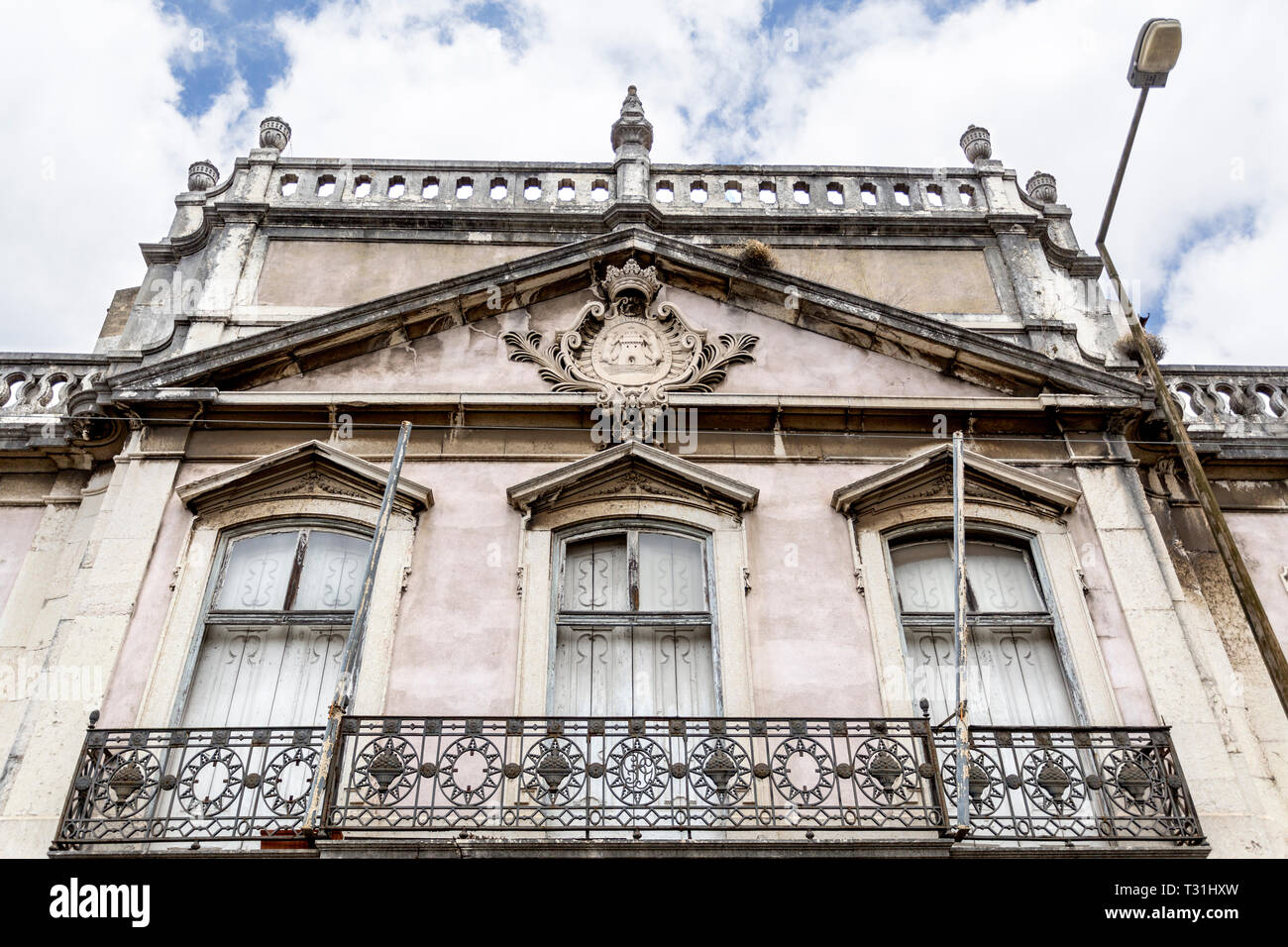 Detail der monumentalen Fassade der verfallenen Palast der Condes da Ribeira Grande, in den frühen Jahren des 18. Jahrhunderts in Alcantara, Lissabon gebaut, Stockfoto