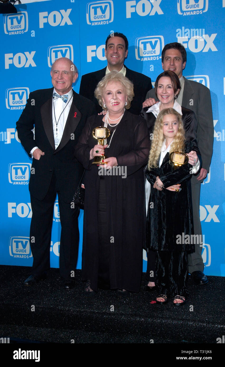 LOS ANGELES, Ca. Februar 24, 2001: Alle lieben Raymond Sterne Peter Boyle (links), BRAD GARRETT, DORIS ROBERTS, Patricia Heaton, Ray Romano & MADYLIN VERSÜSSEN an der 3. jährlichen TV Guide Awards in Los Angeles. © Paul Smith/Featureflash Stockfoto