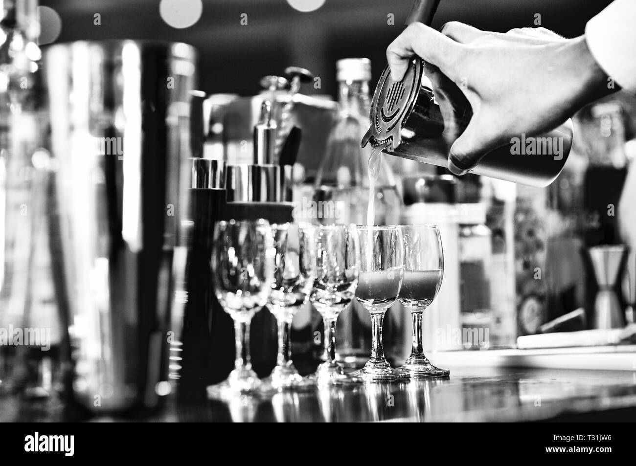 Barkeeper, Alkohol Cocktail an der Bar im Nachtclub, Barkeeper, cocktail Stockfoto