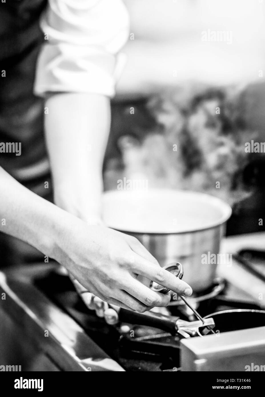 Koch Essen zubereiten, essen, in der Küche, Küchenchef, Koch Dekoration Teller, Nahaufnahme Stockfoto
