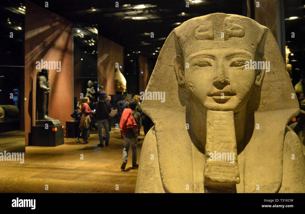 Turin, Piemont, Italien. März 2019. An das Ägyptische Museum, das große Zimmer zu Statuen gewidmet. Touristen in der Ausstellung. Stockfoto