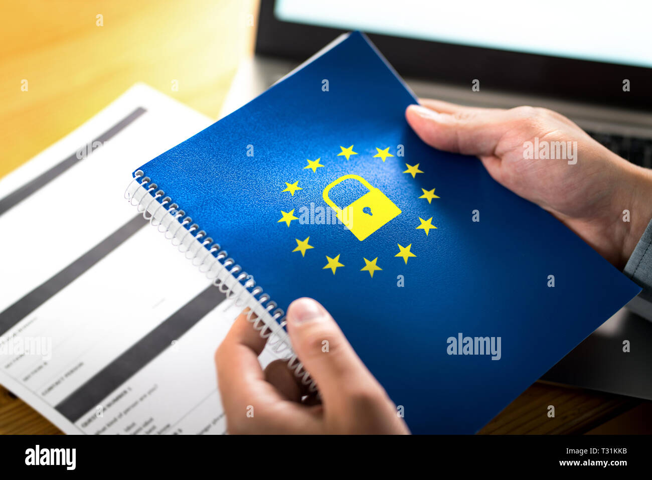 GDPR-Konzept (Allgemeine Datenschutzverordnung). Business man, der ein Notizbuch mit EU-Flaggenlogo und Schlosssymbol hält. Stockfoto
