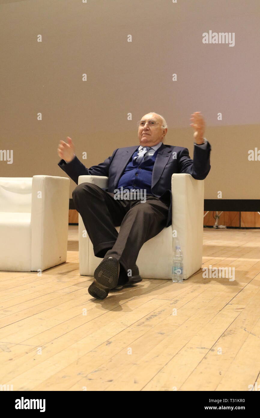 Neapel, Italien. 04 Apr, 2019. Pippo Baudo, Radio Host, Komponist und Texter, Italienisch in Neapel besuchen das Buch 'ECCO A VOI' an der 'NapoliCittàLibro 'Credit: ESPIXEL FOTO/Pacific Press/Alamy leben Nachrichten Stockfoto