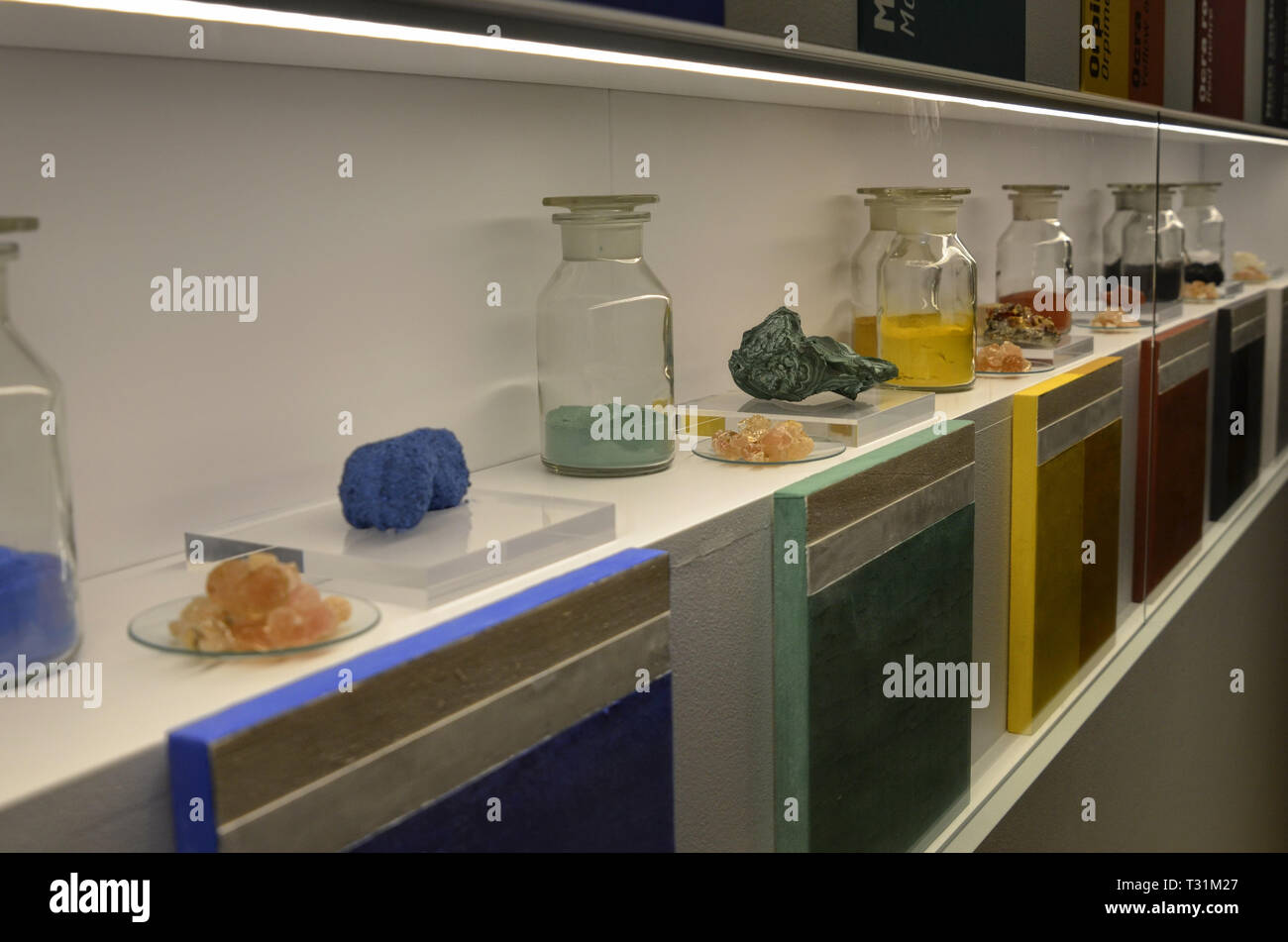 Turin, Piemont, Italien. März 2019. Im Ägyptischen Museum, Anzeige von Glas Vasen mit Oxid Pulver als Farben, die durch die alten ägyptischen Peo verwendet Stockfoto