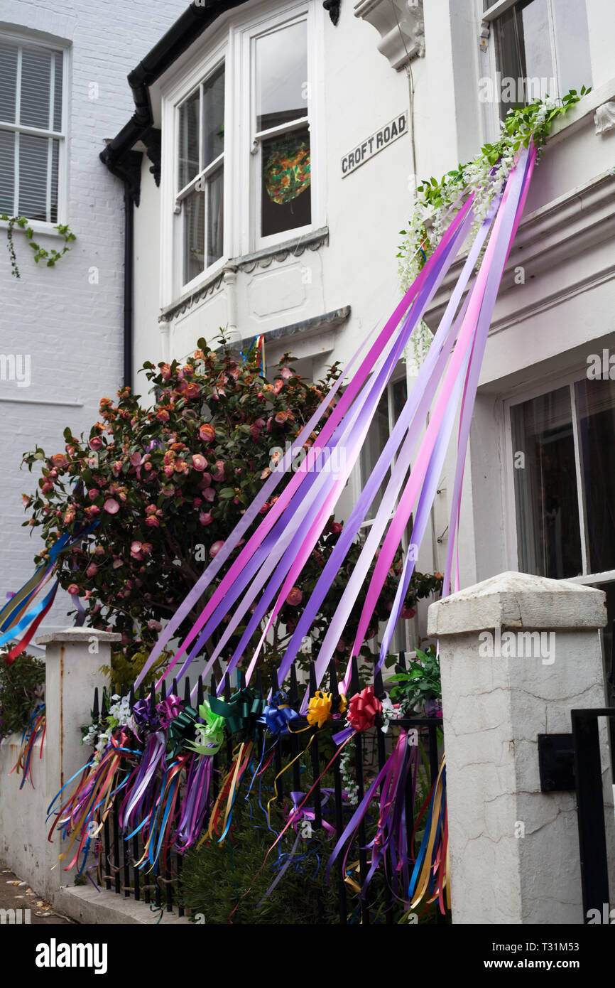 Die typischen bunten Bändern und Blätter für die Dekoration auf ein Haus in May Bank Holiday verwendet Jack im Grünen, Hastings, East Sussex, UK zu feiern. Stockfoto