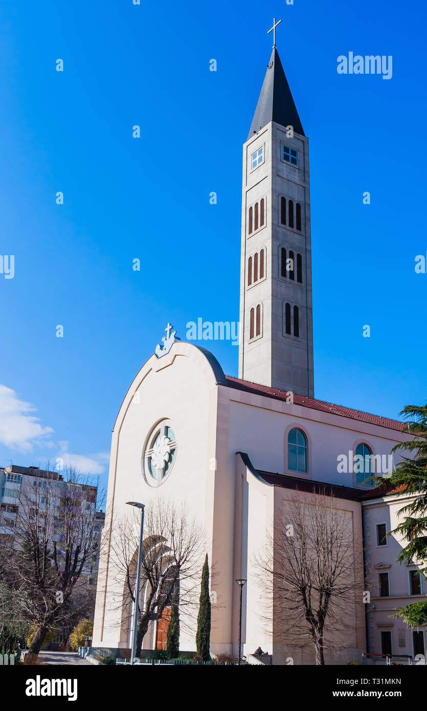 Die Kirche des Hl. Peter und Paul Franziskanerkirche, in Mostar (Bosnien und Herzegowina). 1992 abgewischt, die Kirche hat seitdem wieder aufgebaut Stockfoto