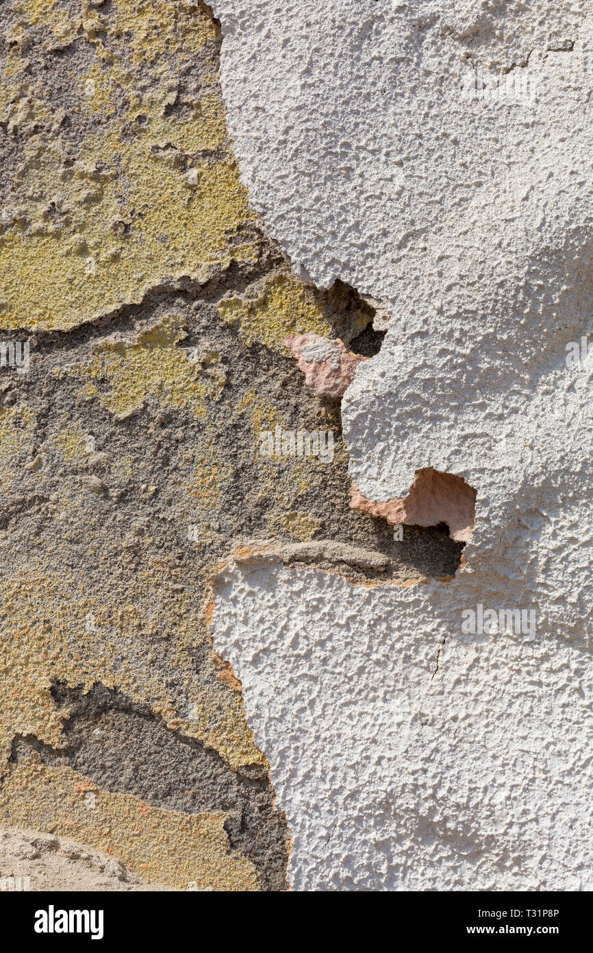 Tinte springt aus der Mauer geschichtet, die Kräuselung zog durch die Kraft der Gravitation. Stockfoto