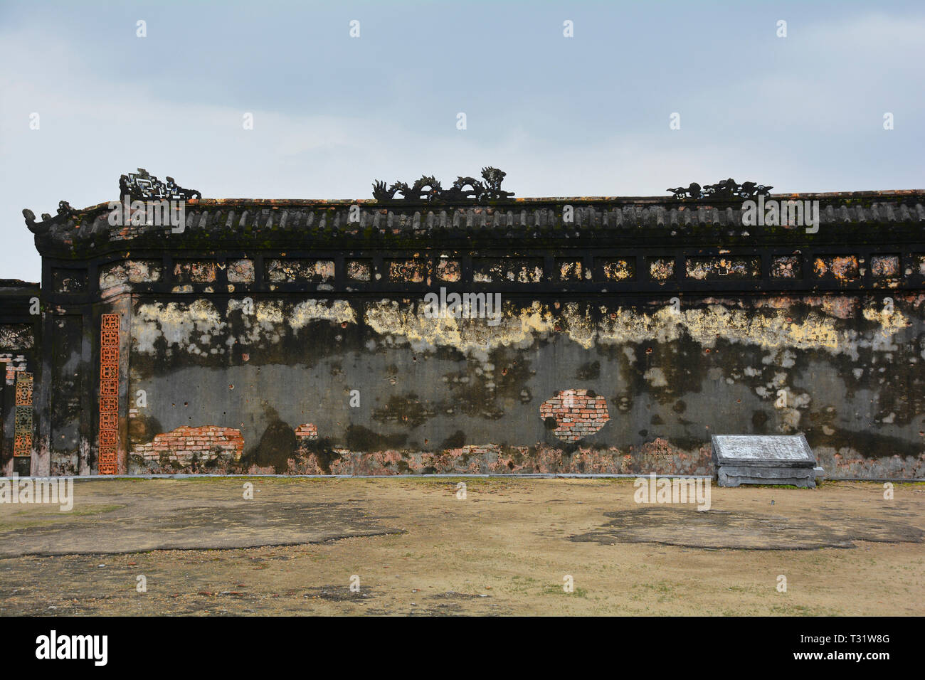Eine verbleibende Mauer auf dem Gelände des jetzt zerstört können Thanh Palace in die Kaiserstadt, Hue, Vietnam Stockfoto