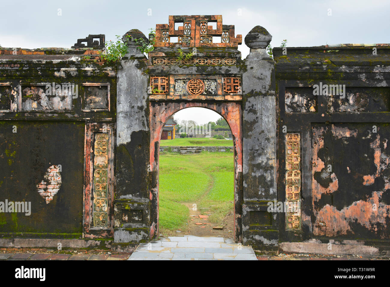 Eine restliche Wand- und Gateway auf dem Gelände des jetzt zerstört können Thanh Palace in die Kaiserstadt, Hue, Vietnam Stockfoto