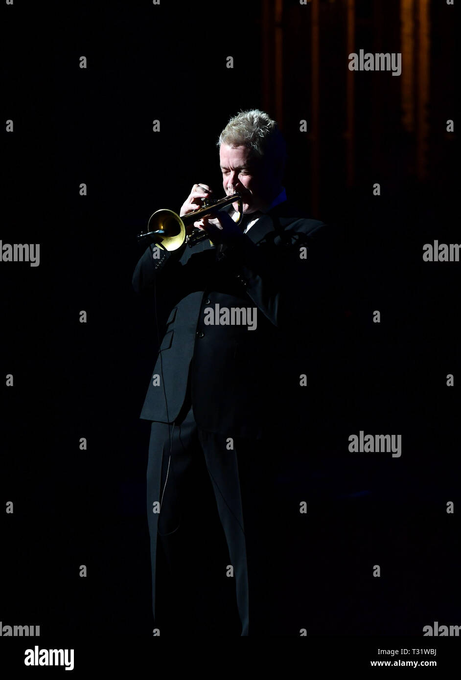 April 3, 2019 - Multi Grammy Gewinner Chris Botti unterhält die Masse an der Sandler Zentrum in Virginia Beach, Virginia, 3. APRIL 2019 Â© Jeff Moore (Credit Bild: © Jeff Moore/ZUMA Draht) Stockfoto