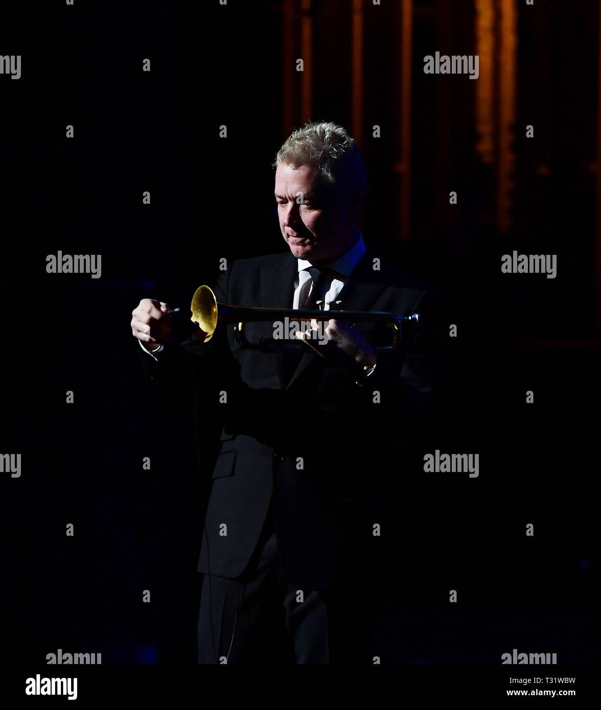 April 3, 2019 - Multi Grammy Gewinner Chris Botti unterhält die Masse an der Sandler Zentrum in Virginia Beach, Virginia, 3. APRIL 2019 Â© Jeff Moore (Credit Bild: © Jeff Moore/ZUMA Draht) Stockfoto