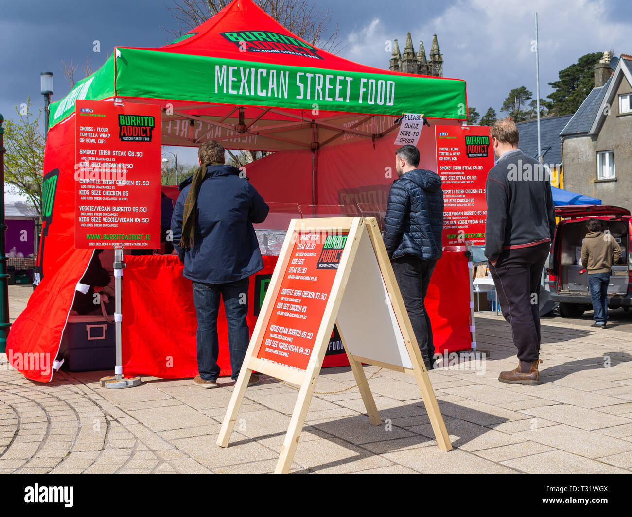 Menschen, die in der Warteschlange mexikanisches Essen in einem open air Garküche. West Cork, Irland Stockfoto
