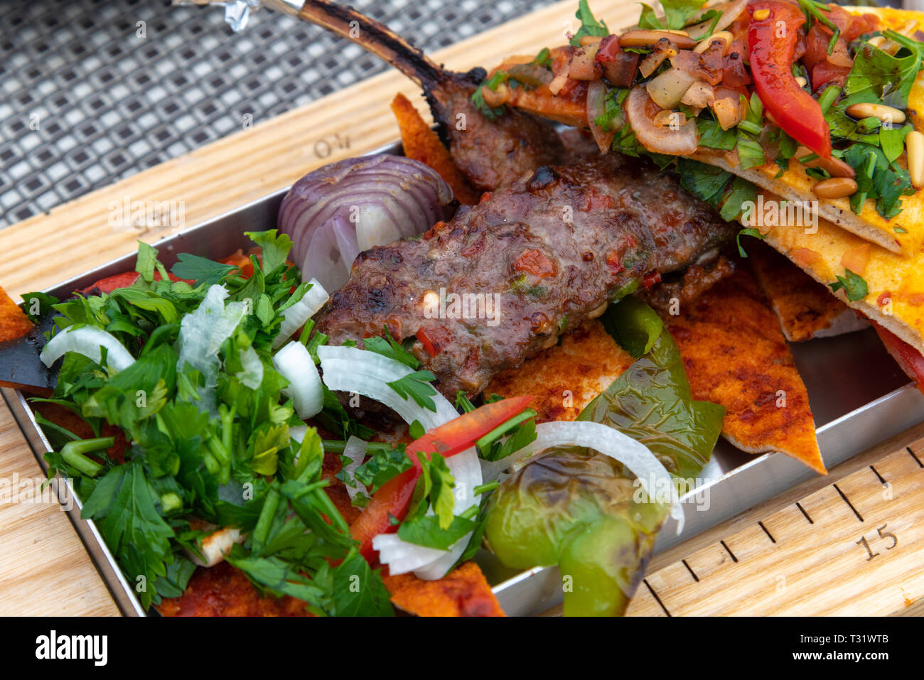 Adana - Kebab mit Gemüse und pita Brot - ein traditionelles türkisches ...