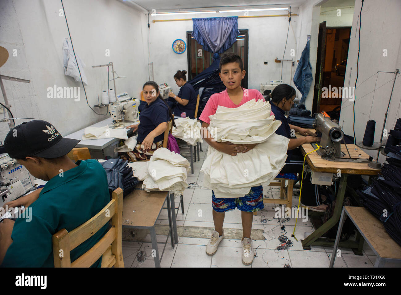 Donmatias, Antioquia, Kolumbien: Vertraut jeans Herstellung in der Calle 46. Stockfoto