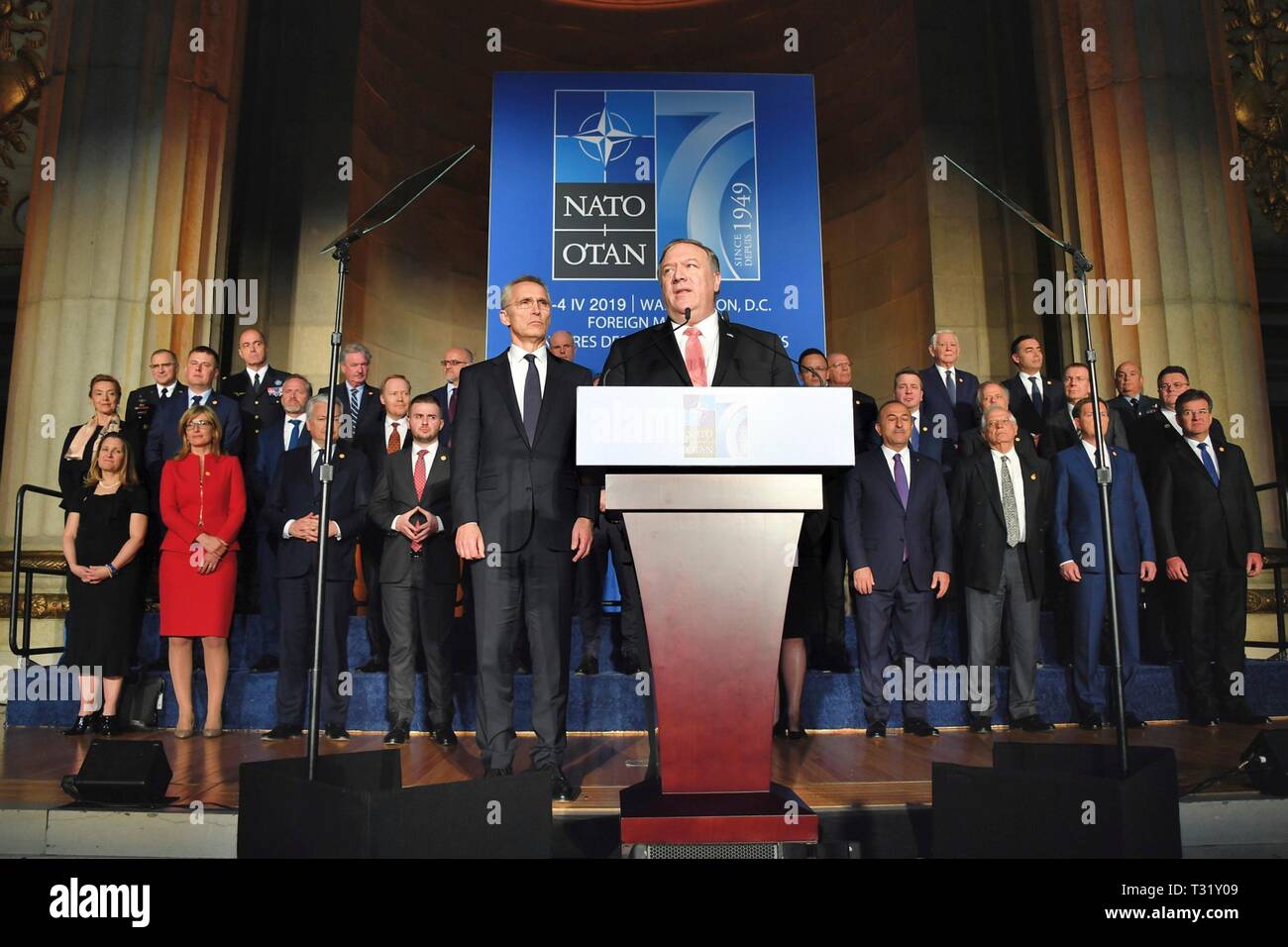 Us-Staatssekretär Mike Pompeo liefert Erläuterungen bei einem Empfang 70. NATO-Jubiläum bei Andrew W. Mellon Auditorium April 3, 2019, in Washington zu feiern, GLEICHSTROM, NATO-Generalsekretär Jens Stoltenberg, Links, steht neben Pompeo und NATO-Außenminister stehen hinter. Stockfoto