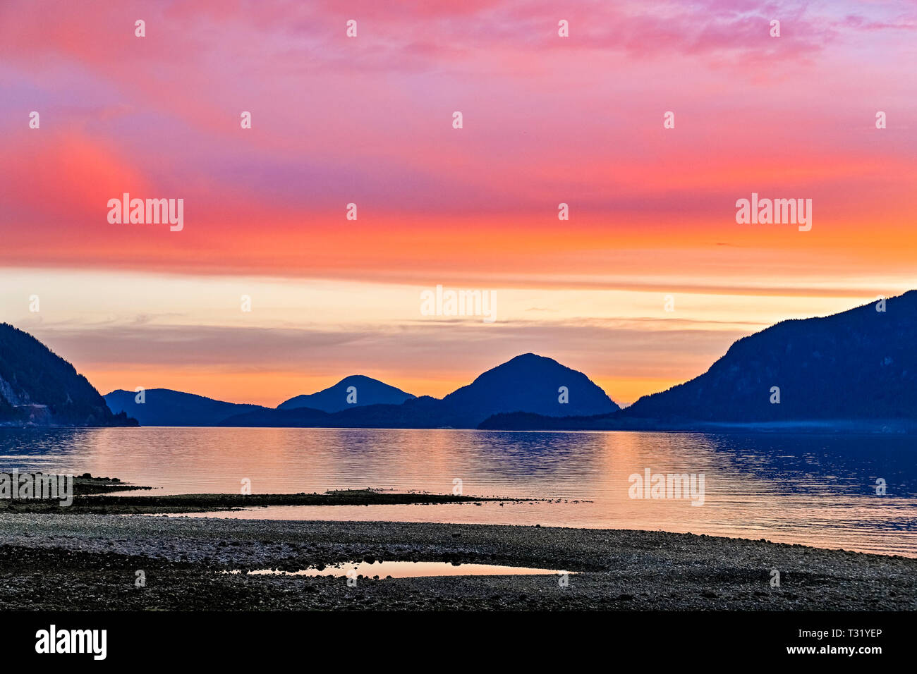 Sonnenuntergang, Howe Sound, in der Nähe von Porteau Cove, British Columbia, Kanada Stockfoto