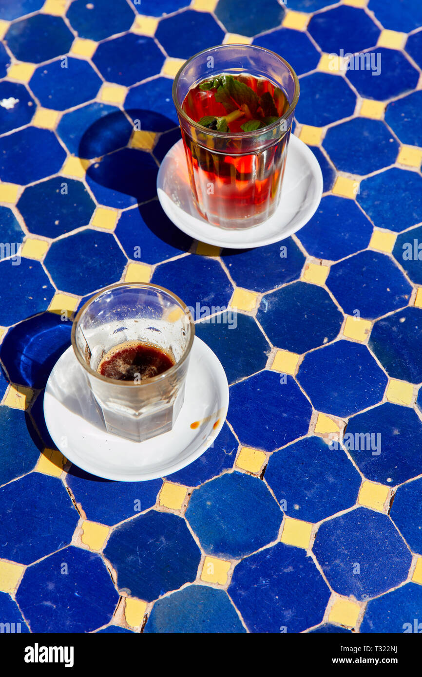 Ein typisch marokkanischen Minztee in einem kleinen Café im Freien Stockfoto