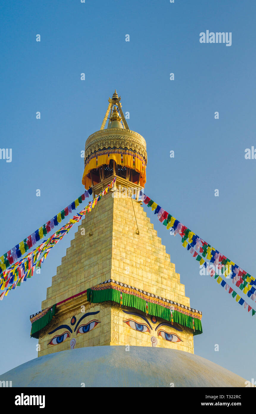 Die Kuppel und der goldene Turm von Bodhnath Stupa, Kathmandu, Nepal Stockfoto