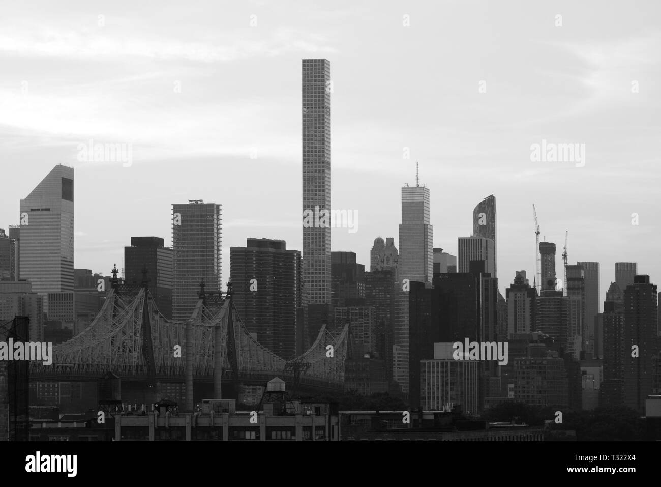 Skyline von New York City & Queensborough Bridge aus Long Island City gesehen. 2016 Stockfoto