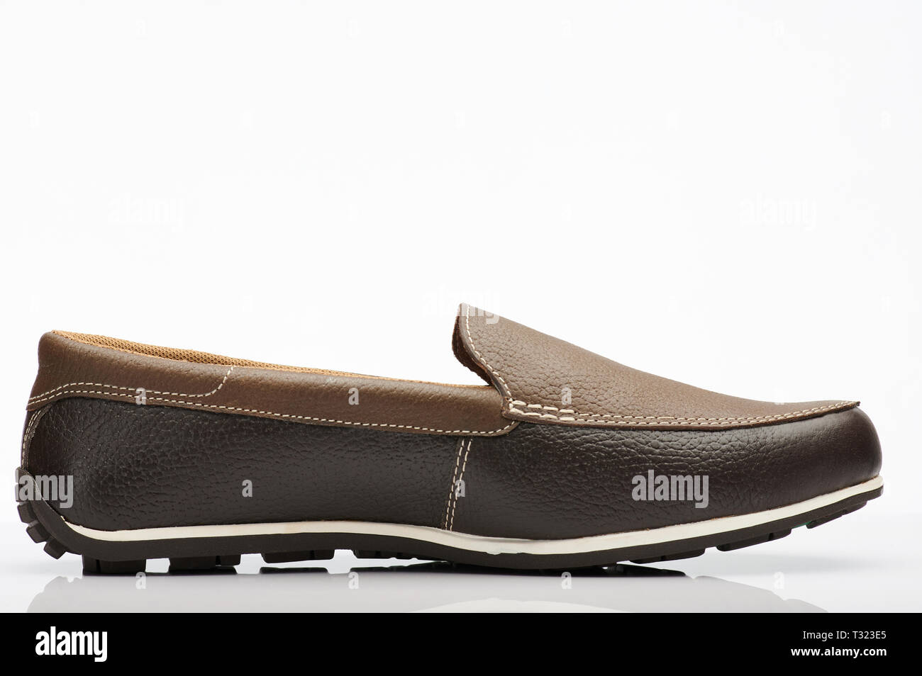 Dunkelbraun Müßiggänger schuh Seitenansicht auf weißem Hintergrund Stockfoto