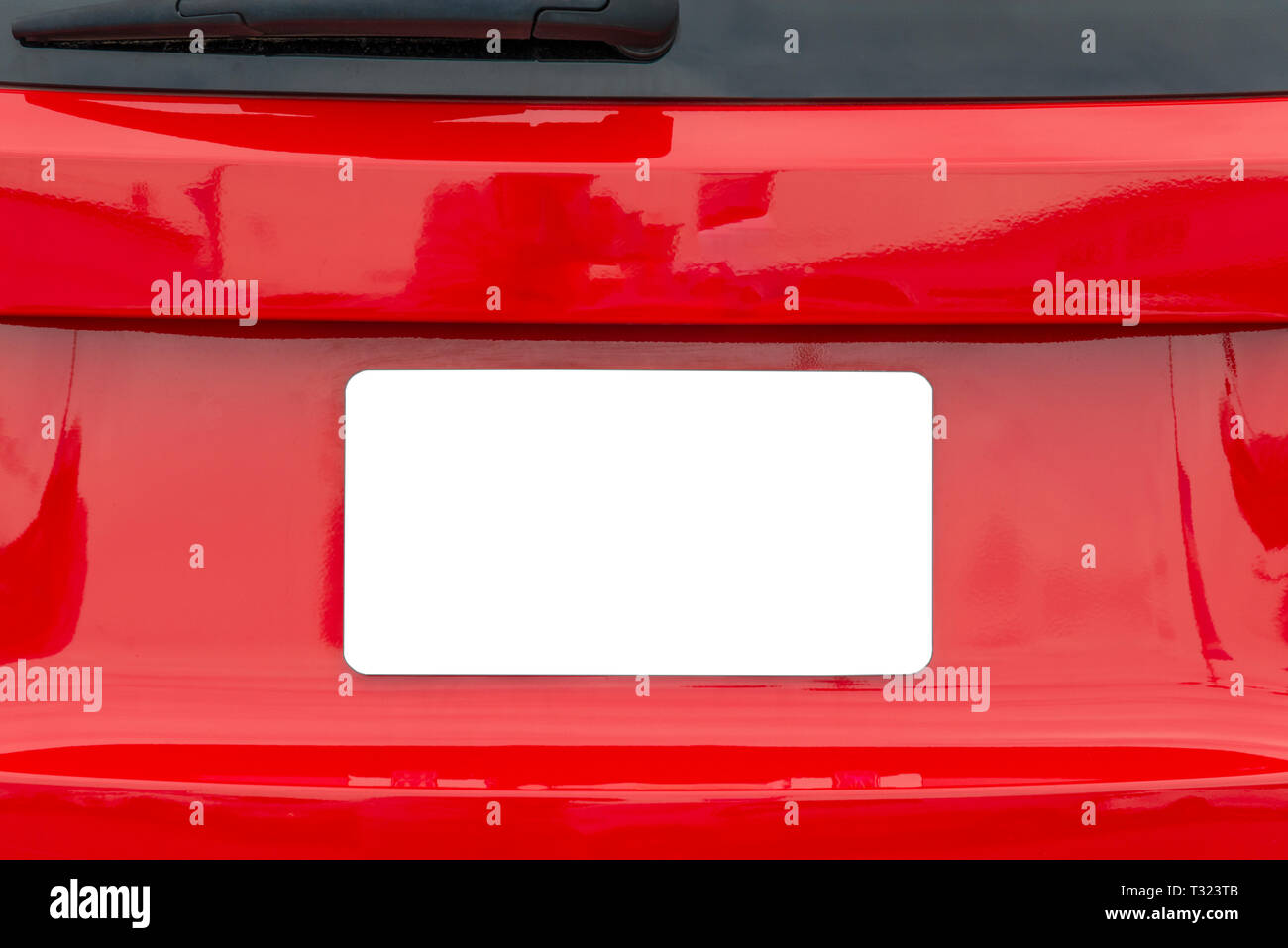 Horizontale Schuß eines leeren weißen Kennzeichen auf einem roten Auto mit kopieren. Stockfoto