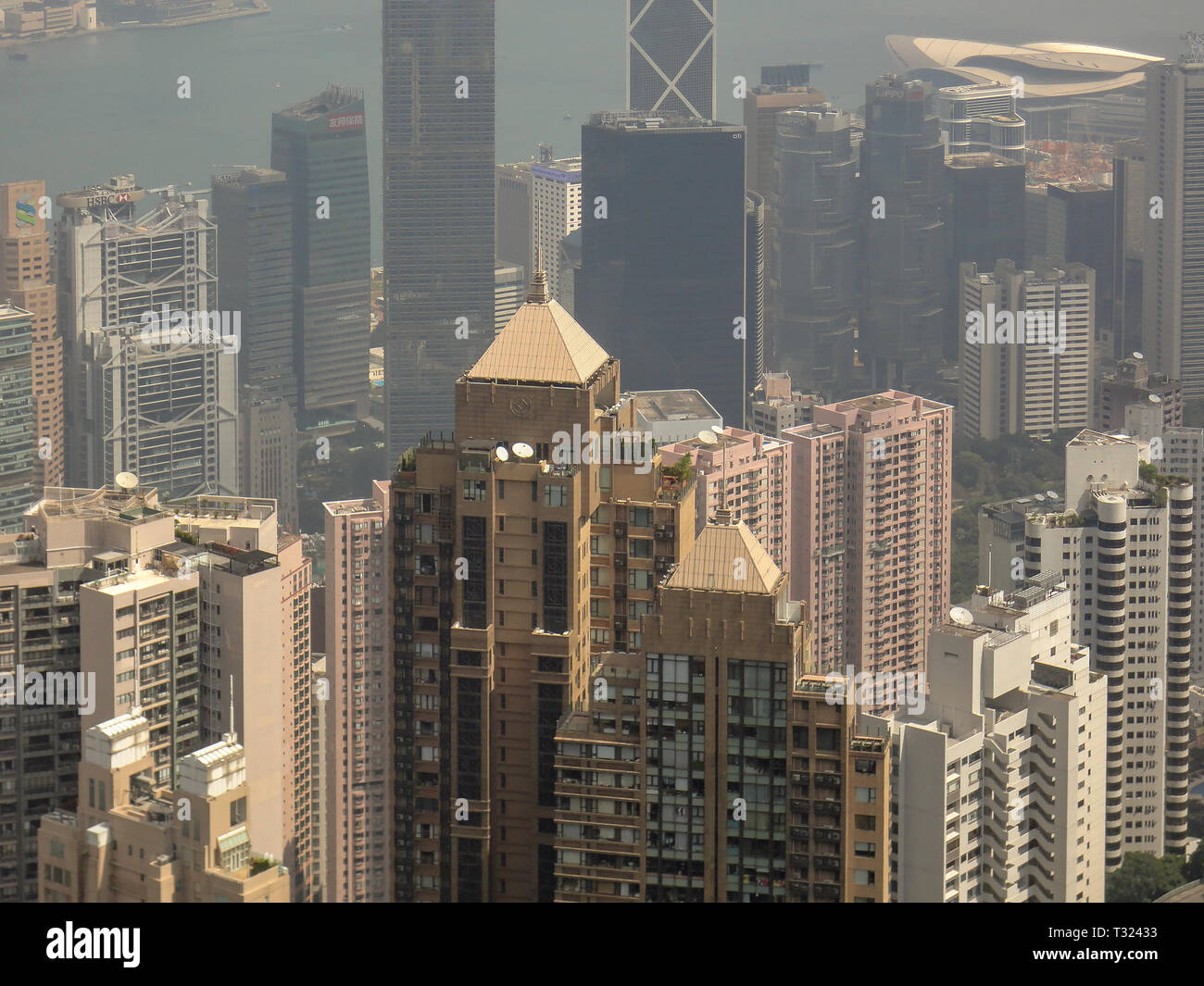 Hong Kong Wolkenkratzer auf smoggy Tag. Stockfoto