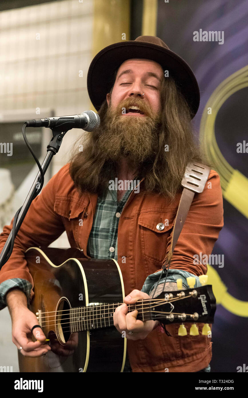 Bärtiger Mann Gitarre spielen Stockfoto