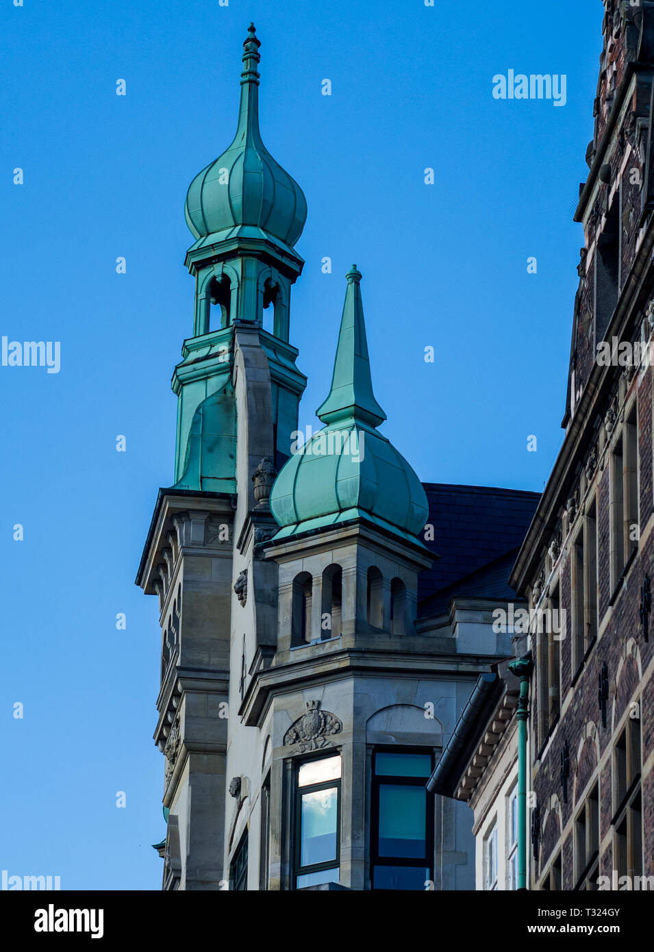 Kupfer im orientalischen Stil Türme nach oben a Grande Gebäude in Ostergade in Kopenhagen. Stockfoto