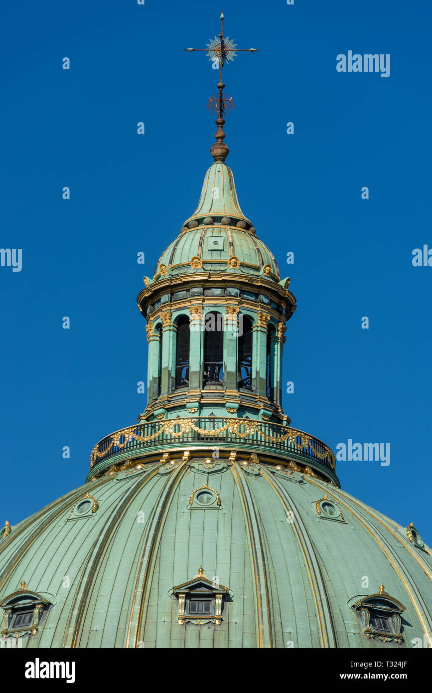 Die reich verzierten Laterne auf die Kupferkaschierte Kuppel von Frederik's Kirche in Kopenhagen gegen den tiefblauen Himmel. Stockfoto