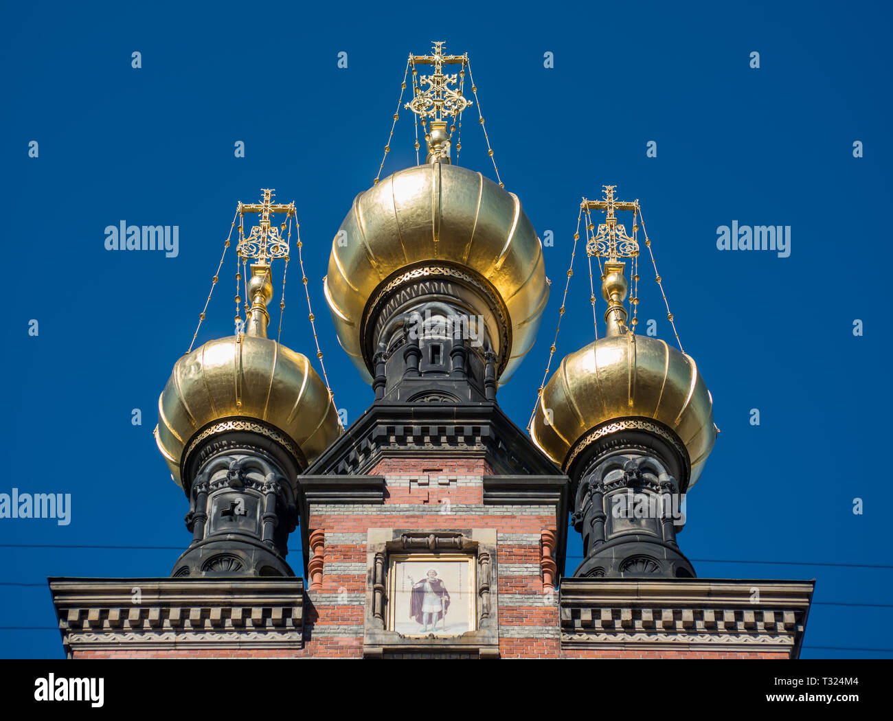 Die goldenen Zwiebeltürme der Alexandre Nevsky Russisch-orthodoxe Kirche in Bredgade, Kopenhagen, zusammen mit einem Symbol seiner Schutzheiligen. Stockfoto