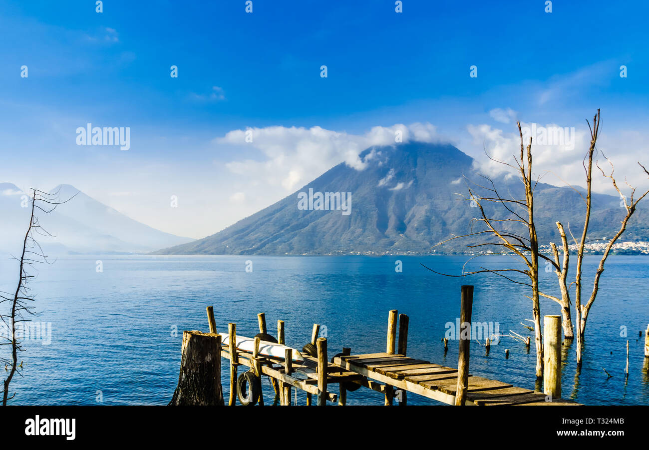 Blick auf den Vulkan von Lake Atitlan in Guatemala Stockfoto