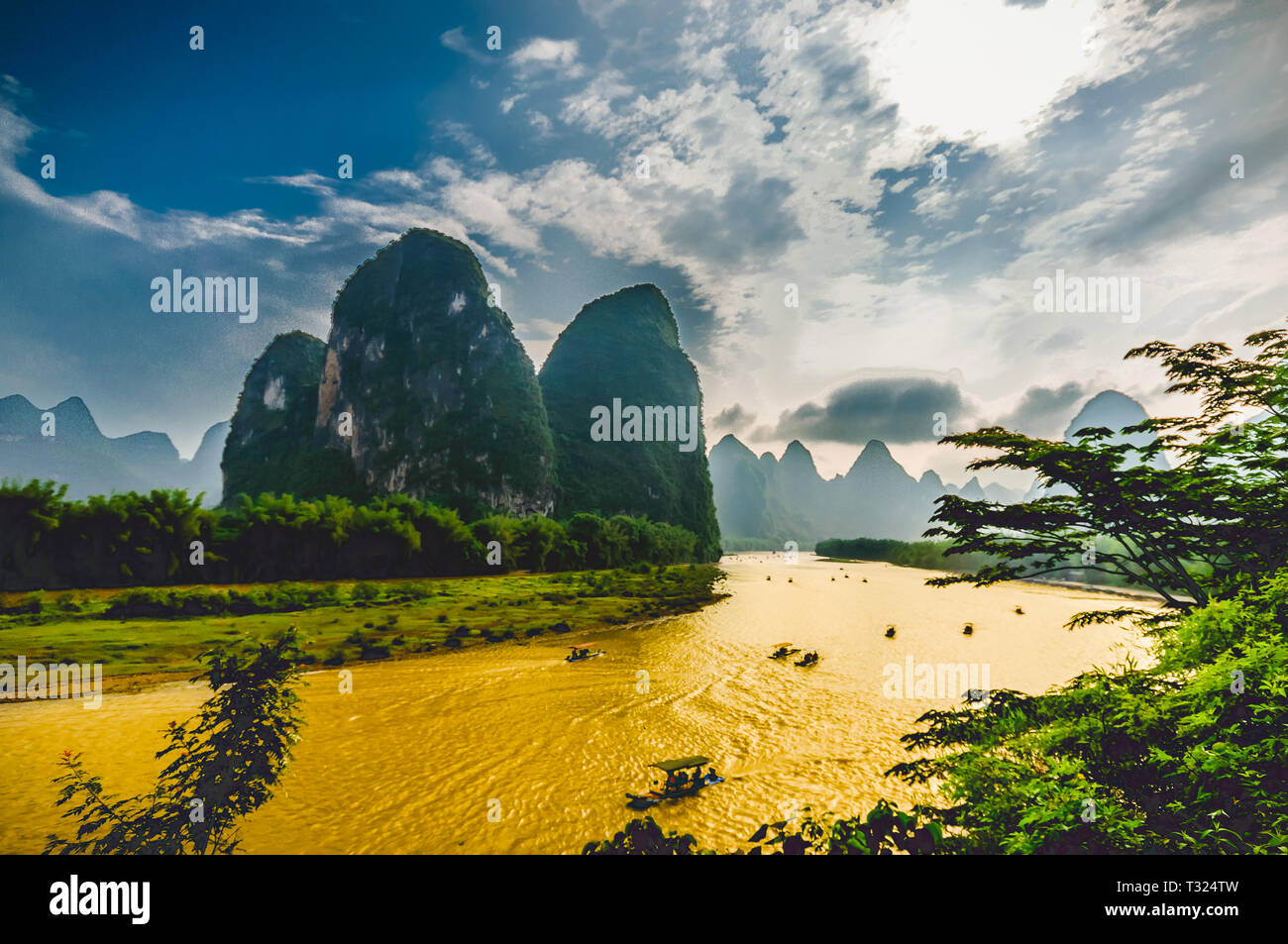 Boote auf dem Li-fluss in Guilin China durch die Karstgebirge umgeben Stockfoto