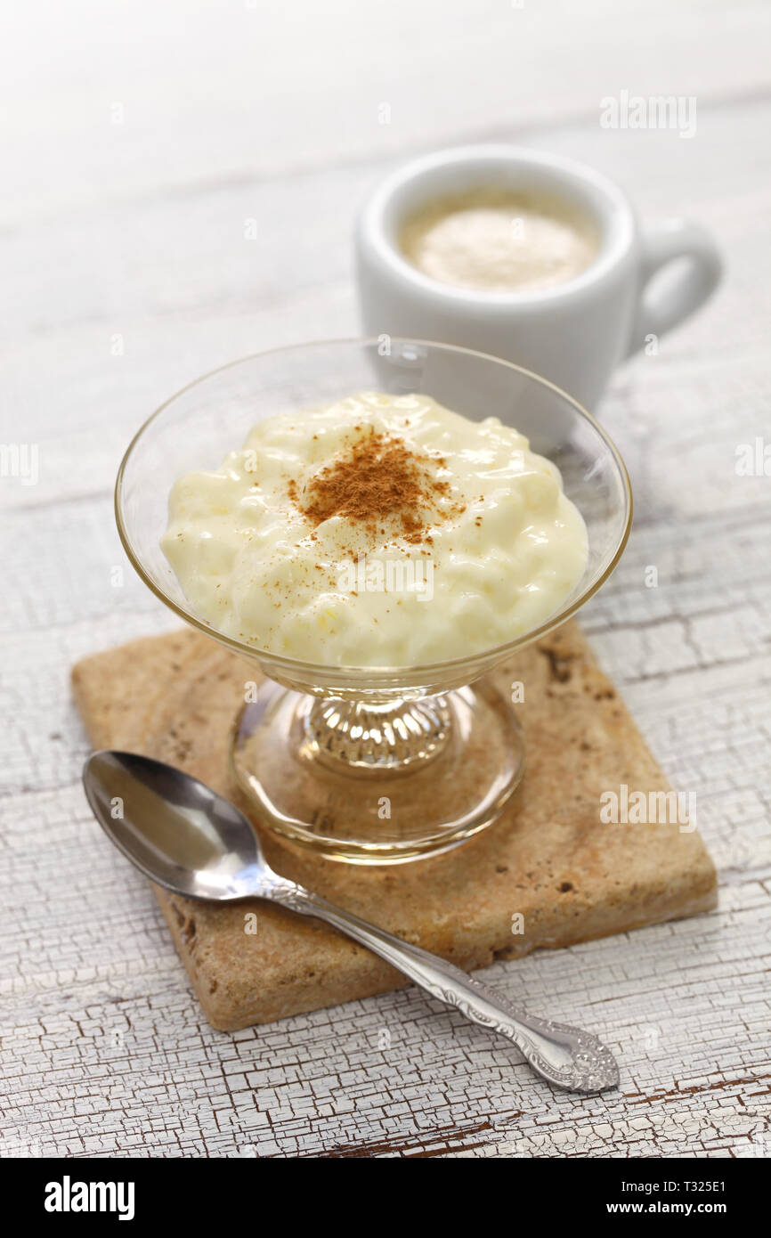 Hausgemachte spanische Milchreis Nachspeise, arroz con leche Stockfoto