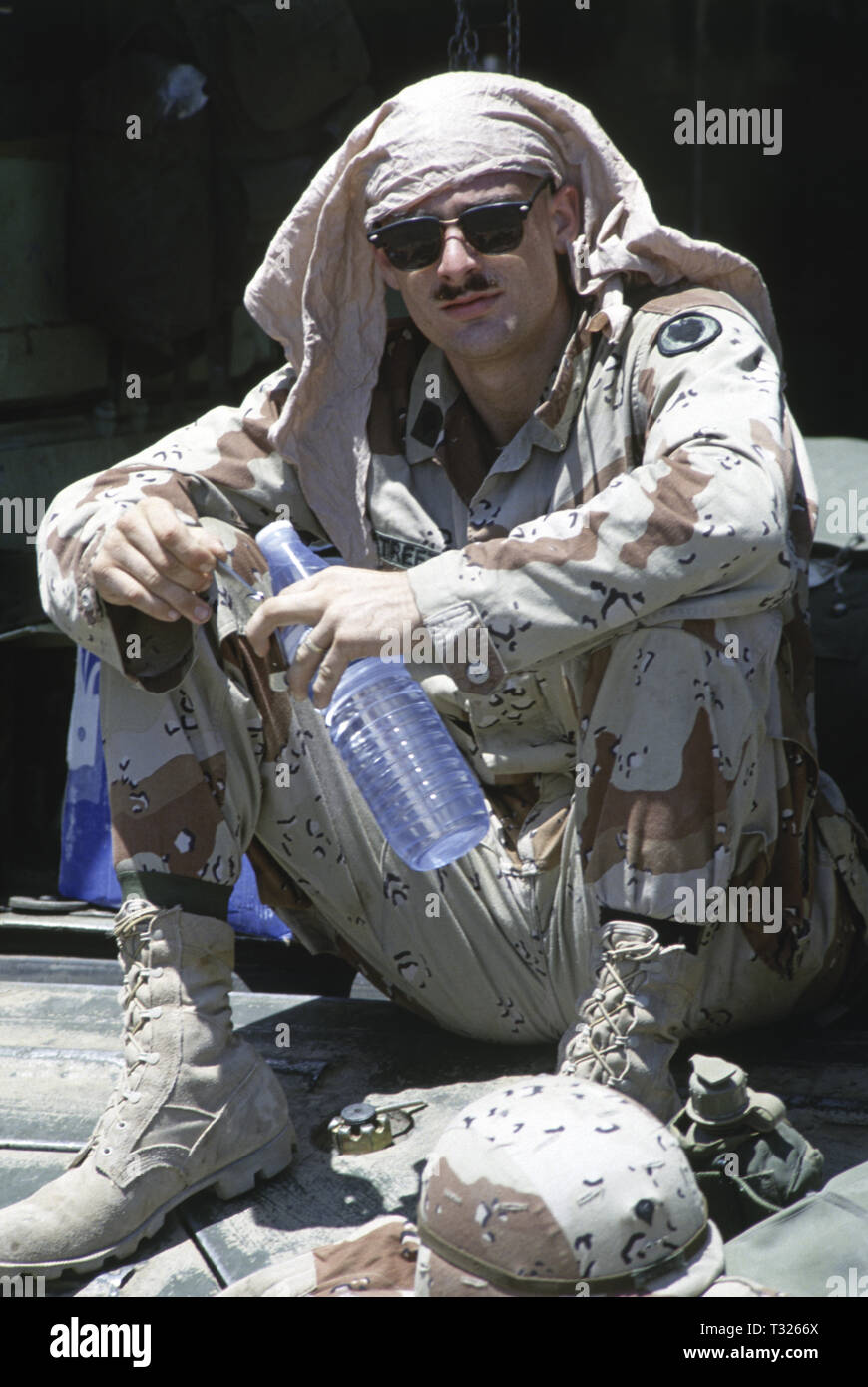 30. Oktober 1993 ein Soldat der US-Armee 24 Infanterie Division, benannte Straße, sitzt an der Rückseite seiner M113 A3 Ambulanz (eine Variante eines United Defense M113 APC). Er hat gerade mit dem Schiff in den Hafen von Mogadischu in Somalia angekommen. Stockfoto