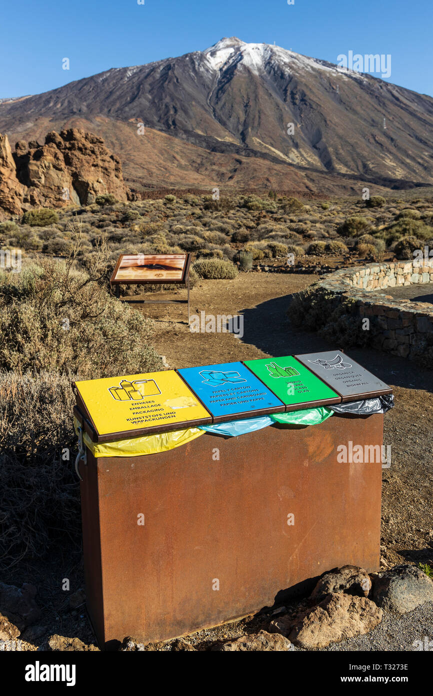 Abfall Recycling Bins zu den Roques de Garcia vulkanische Felsformationen in der Las Canadas del Teide Nationalpark Teneriffa, Kanarische Inseln, Spanien Stockfoto
