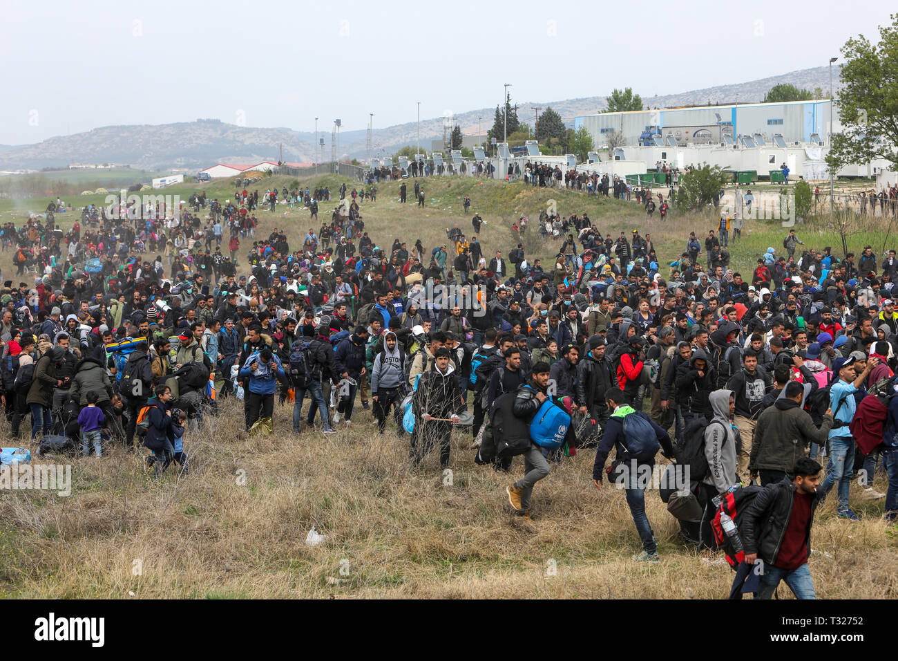 Thessaloniki, Griechenland - April 5, 2019: Hunderte von Migranten und Flüchtlinge versammelt außerhalb der Flüchtlingslager in Diavata zu gehen, bis der Nördlichen borde Stockfoto