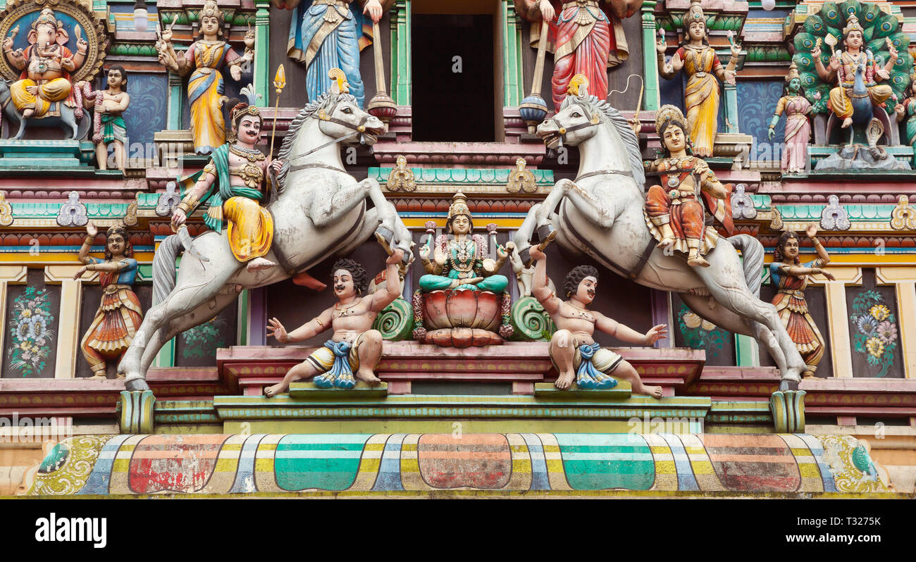 Sri Mariamman Tempel Dhevasthanam, mit der Kunstvollen' Raja Gopuram 'Turm im Stil der südlichen indischen Tempeln. Kuala Lumpur, Malaysia. Stockfoto