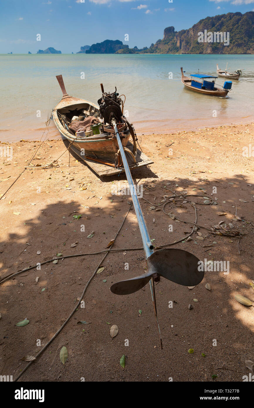 Thailand, Long-Tail Boot am Strand, Ansicht der Motor und Antriebswelle propellor Stockfoto