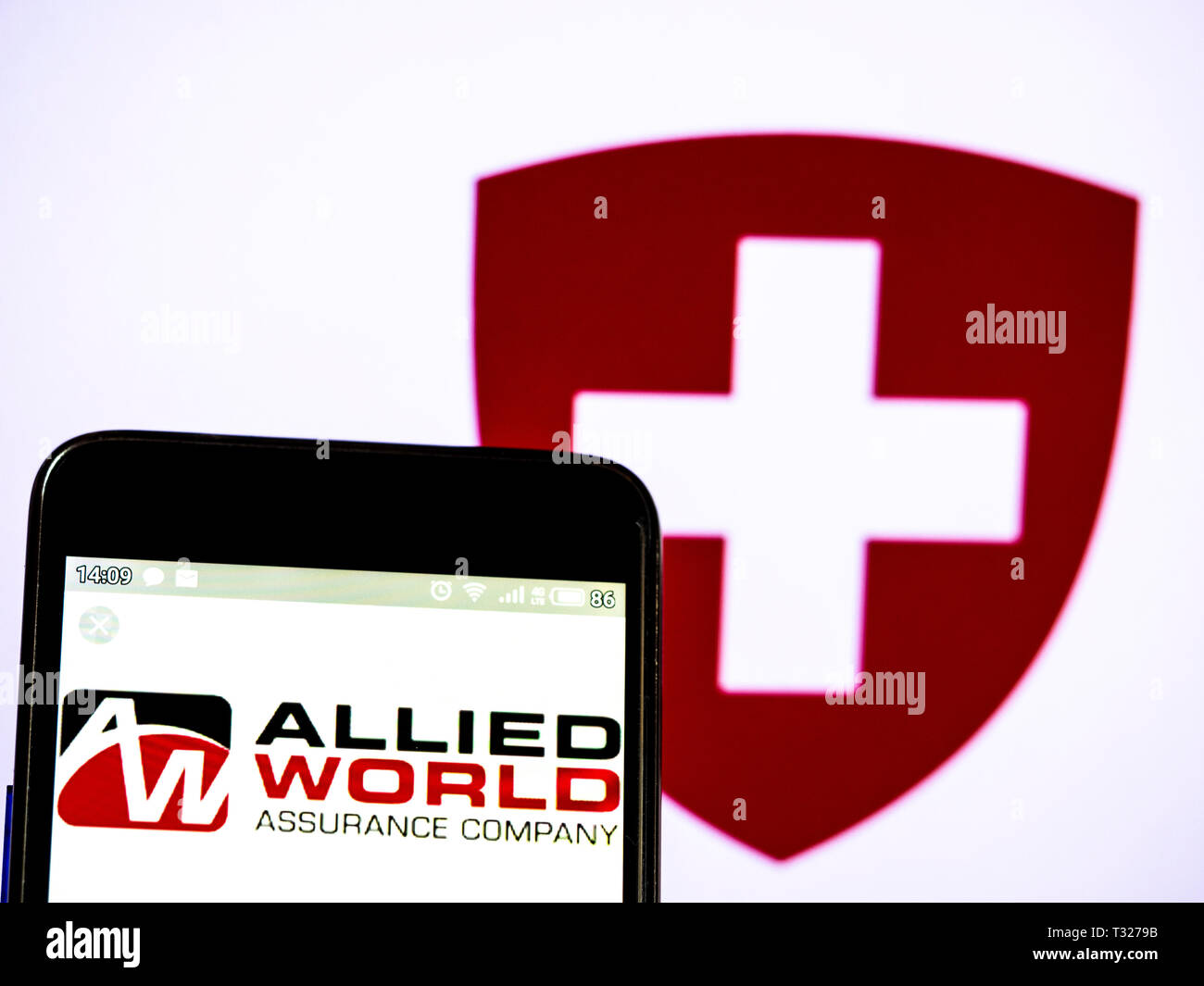 In diesem Foto Illustration einer alliierten Welt Assurance Company Holdings GmbH Logo auf einem Smartphone gesehen angezeigt Stockfoto