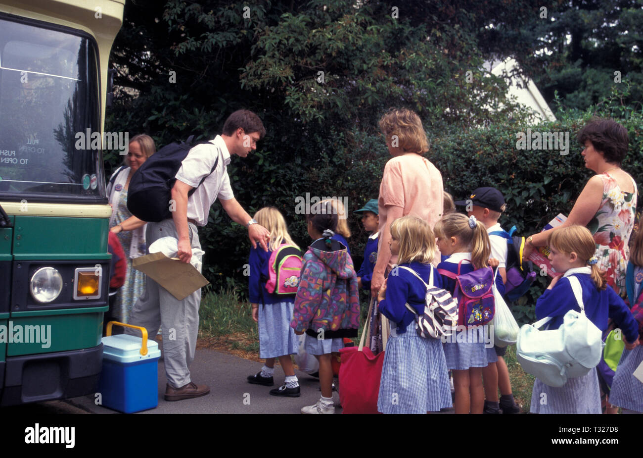 Grundschule Kinder erhalten auf Bus auf Klassenfahrt zu gehen Stockfoto