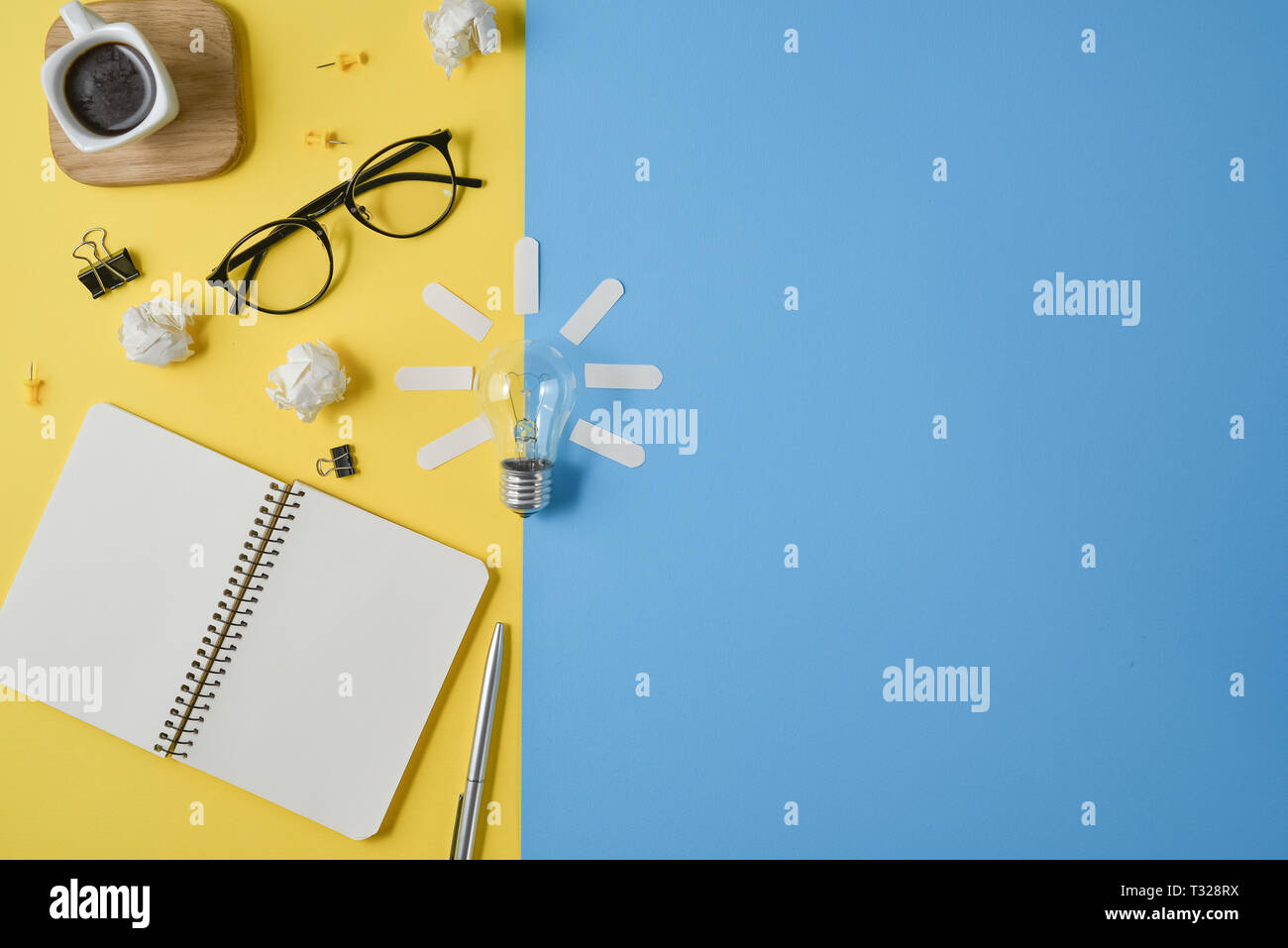 Flach Finanzplanung Brainstorming unordentlich Tabelle Bild oben mit leeren Clip Board, Bürobedarf, Kugelschreiber, Notizblock, Brillen, Kaffeetasse, Licht bu Stockfoto