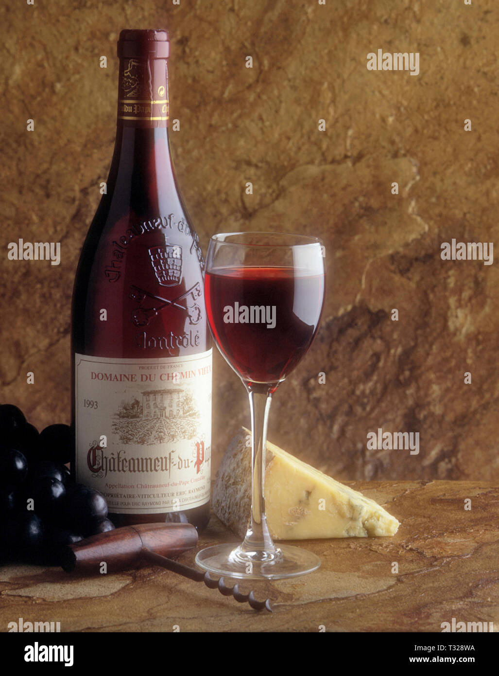 Rotwein und Käse Stockfoto
