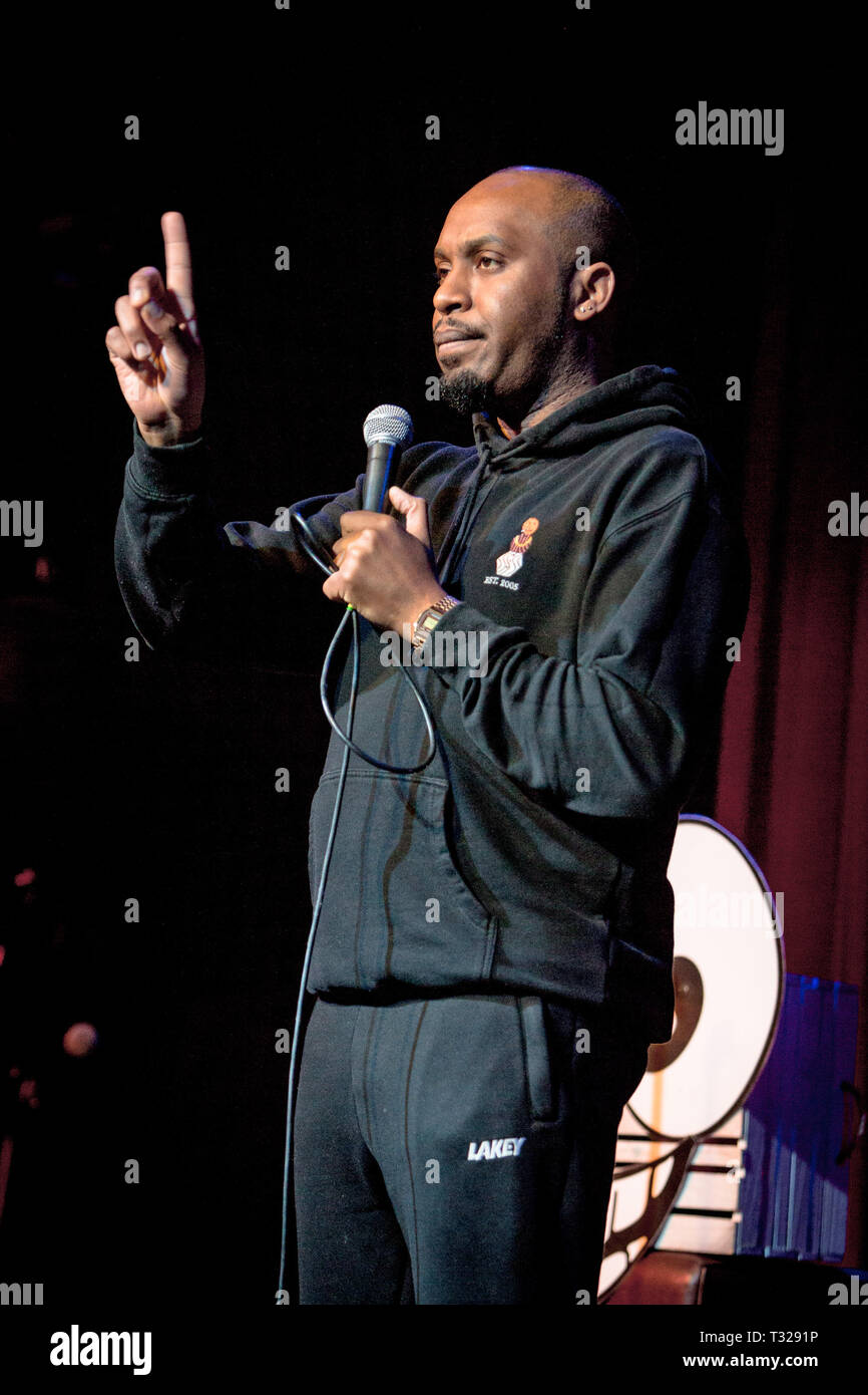 Comedian Dane Baptiste, Stern der Live während der Apollo, 8 Von 10 Katzen gesehen, und seinen eigenen hit BBC sitcom Sunny D Spiel an der Komödie Kiste in Picturedrome, Northampton. Stockfoto