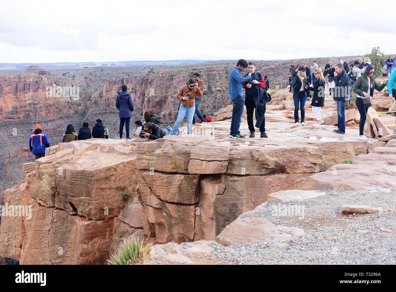 GRAND CANYON - 19. Februar: Touristen bilder Eagle Point nehmen am Grand Canyon West Rim am 19. Februar 2017 in Grand Canyon, AZ Stockfoto