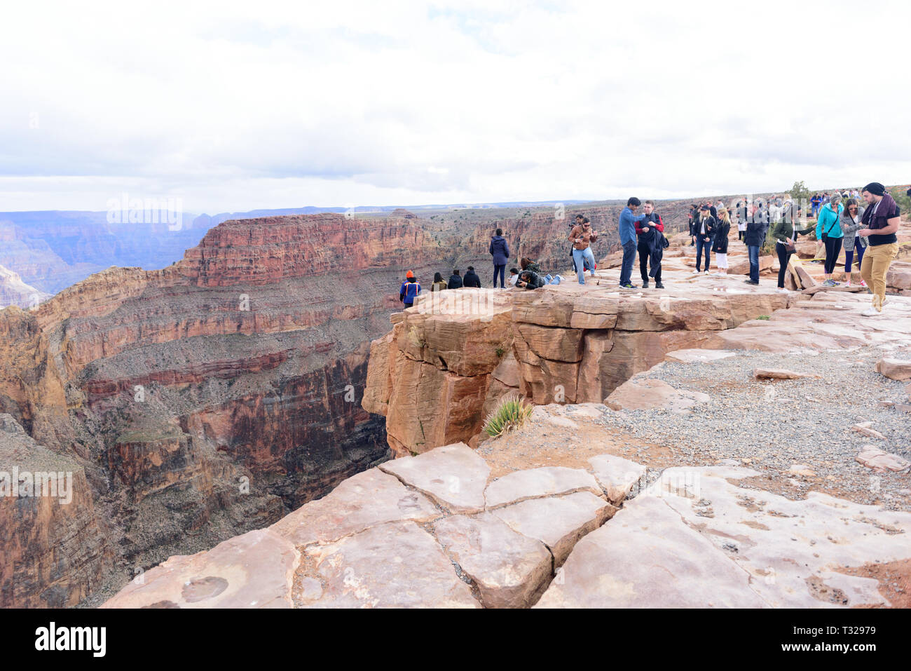 GRAND CANYON - 19. Februar: Touristen bilder Eagle Point nehmen am Grand Canyon West Rim am 19. Februar 2017 in Grand Canyon, AZ Stockfoto