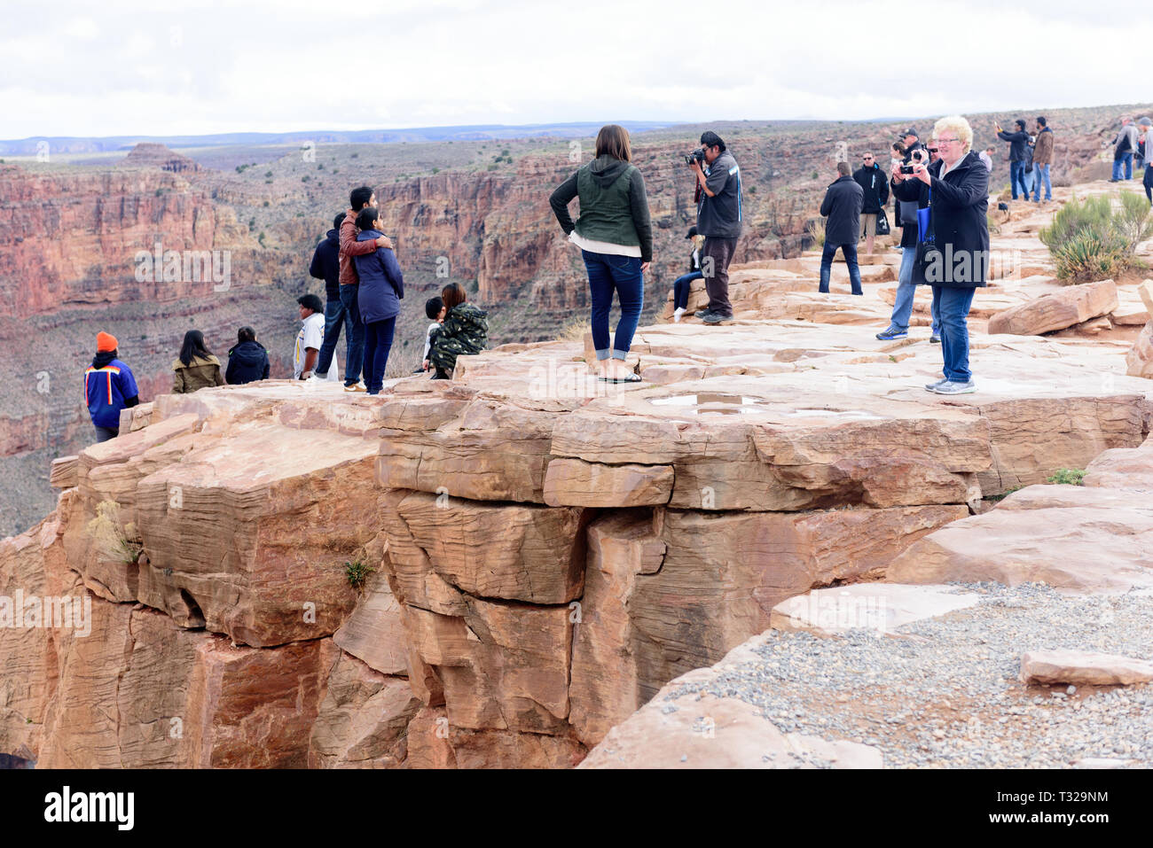 GRAND CANYON - 19. Februar: Touristen bilder Eagle Point nehmen am Grand Canyon West Rim am 19. Februar 2017 in Grand Canyon, AZ Stockfoto