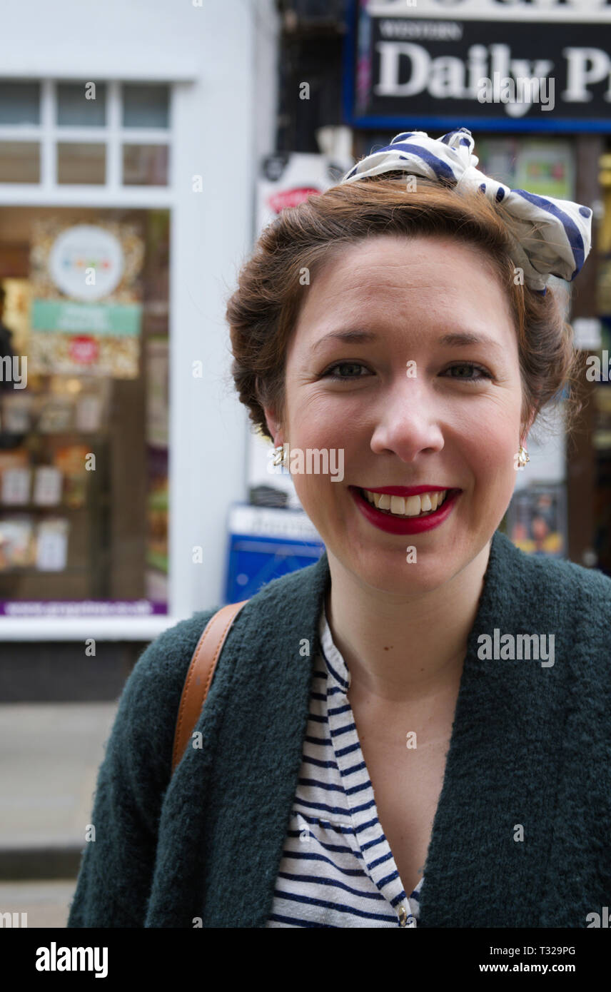 Eine Dame im 40er Jahre Style Vintage Kleidung auf der Straße in Wells, Somerset, Großbritannien Stockfoto