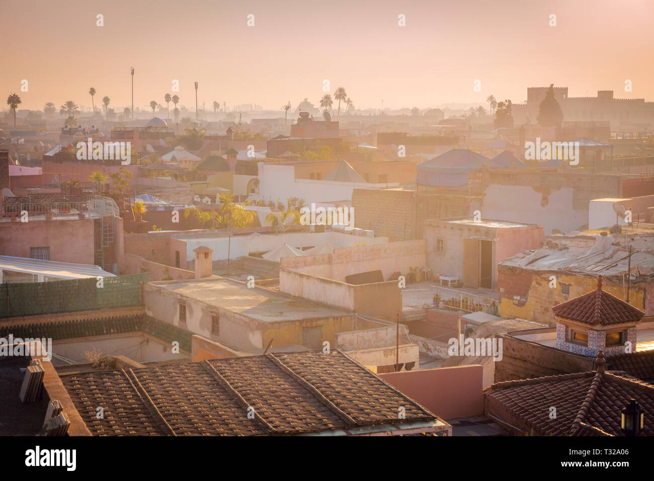 Panorama von Marrakesch bei Sonnenaufgang. Marrakesch, Marrakesh-Safi, Marokko. Stockfoto