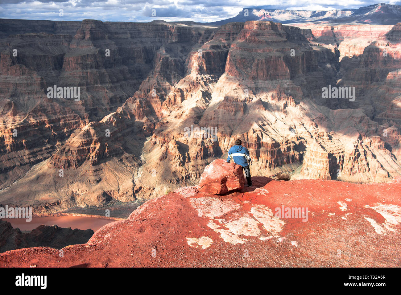 GRAND CANYON - 19. Februar: Touristen bilder Eagle Point nehmen am Grand Canyon West Rim am 19. Februar 2017 in Grand Canyon, AZ Stockfoto