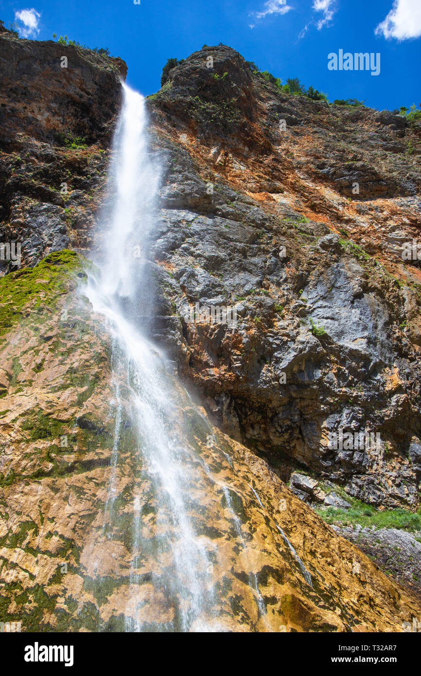 Rinka Falls ist ein Wasserfall im Logar-tal, nördlichen Slowenien Stockfoto
